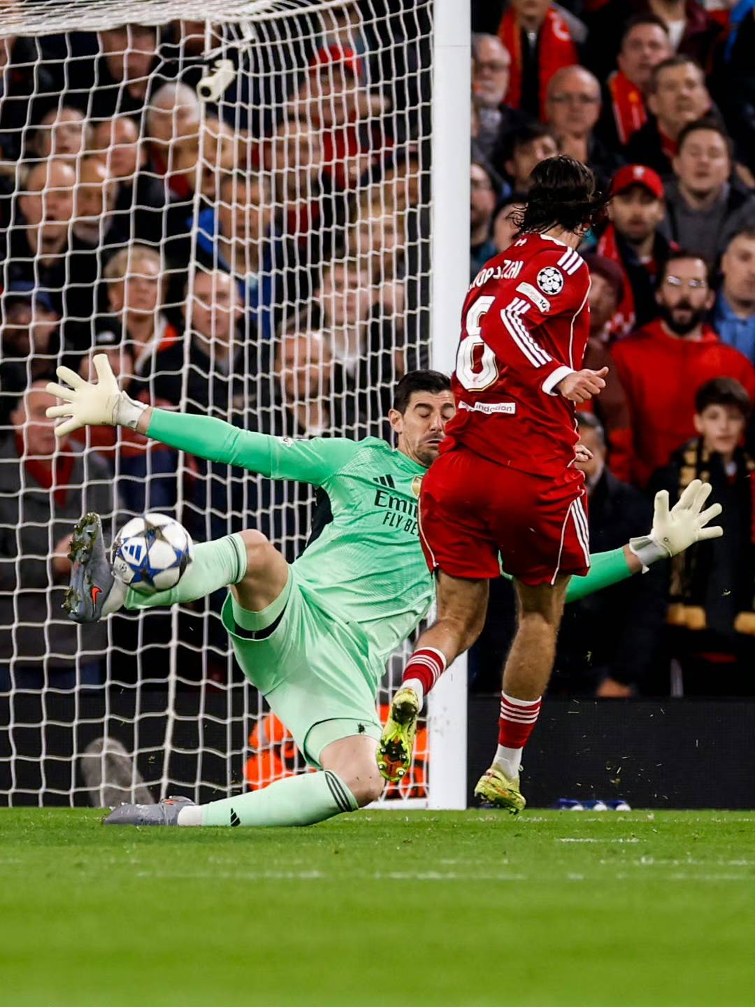 咪咕前方！@胡金秋21 手持冠军鼎登场，@浙江广厦篮球俱乐部 新赛季出征仪式